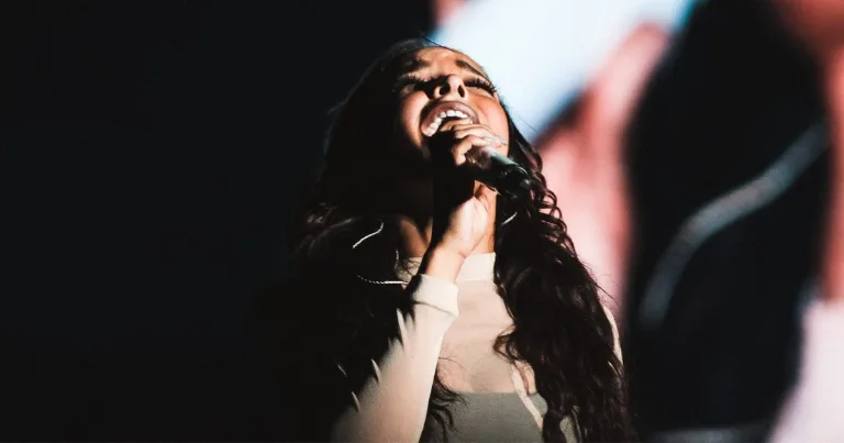 Tinashe singing during a live concert in 2015